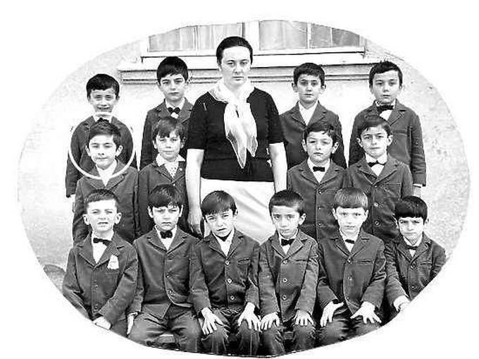 Фото из личного архива. Михаил Саакашвили с одноклассниками и своей первой учительницей