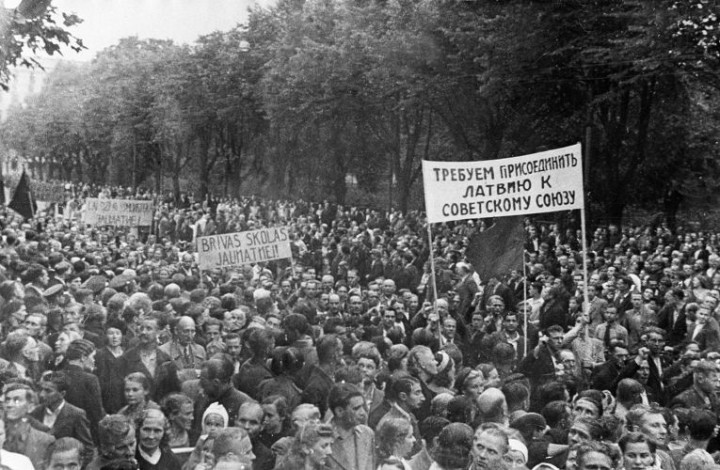 Граждане Латвии требуют присоединения к СССР. Фото 1940 года.