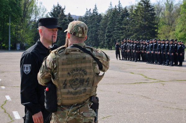 По Одессе шныряют каратели с фашистской символикой.