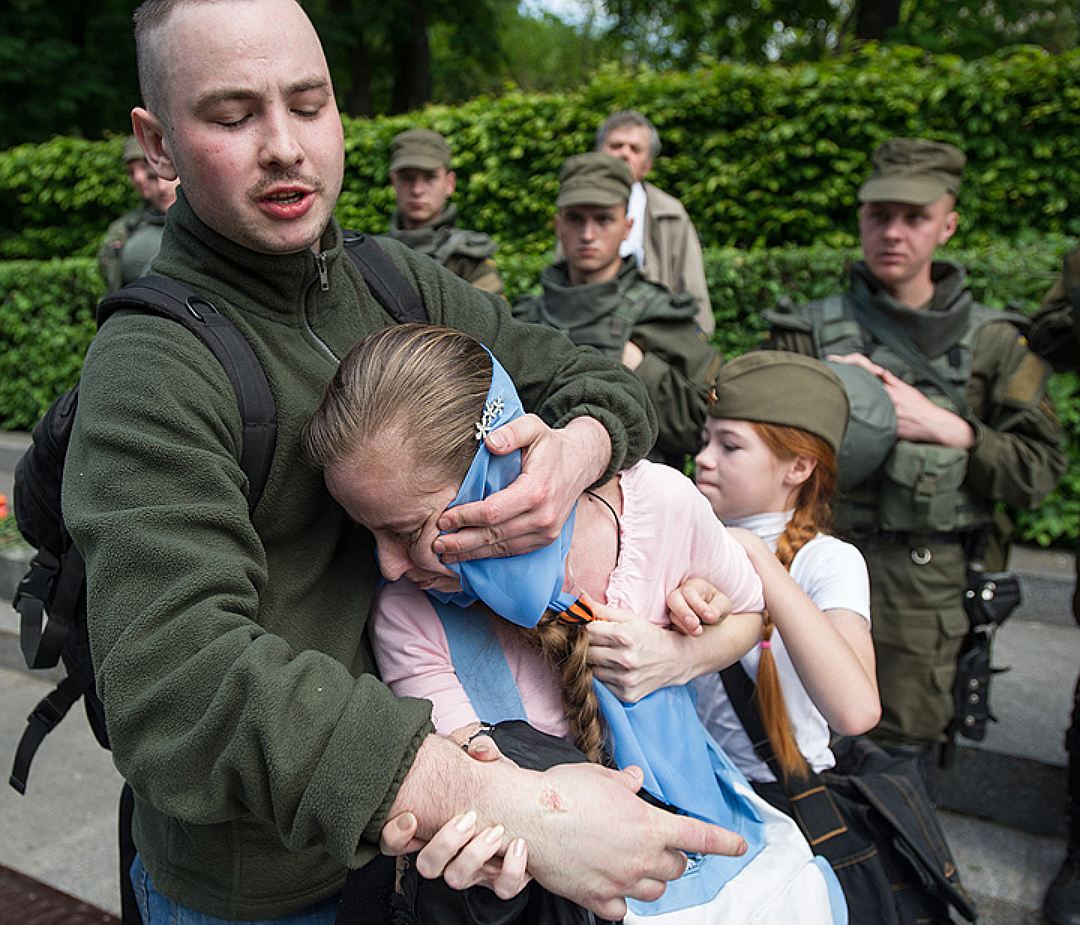 Нападение на маму девочки. ФОТО: Alexey Furman/Anadolu Agency