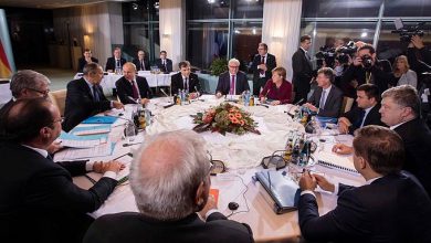 Photo of На переговорах в Берлине Порошенко был бледным и опухшим, Путин и Лавров улыбались