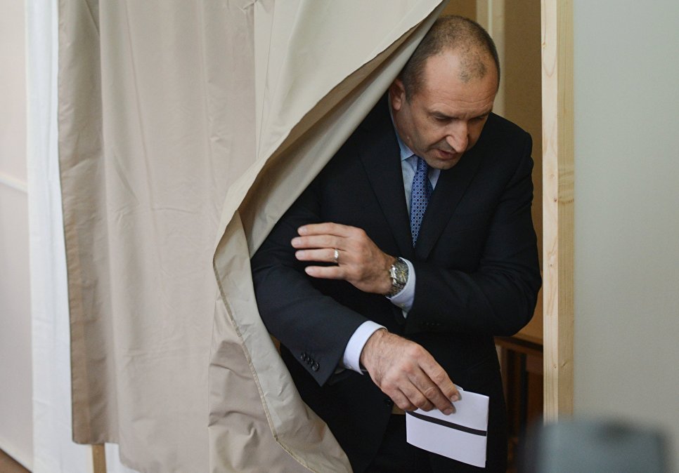 Кандидат в президенты Болгарии Румен Радев на избирательном участке в Софии