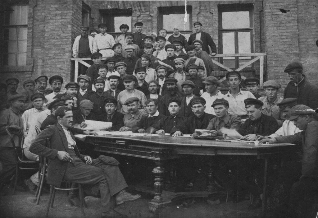 Рабочие горловской шахты №1, 1923 год. По версии украинского нациста Нищука, у них неправильная генетика.