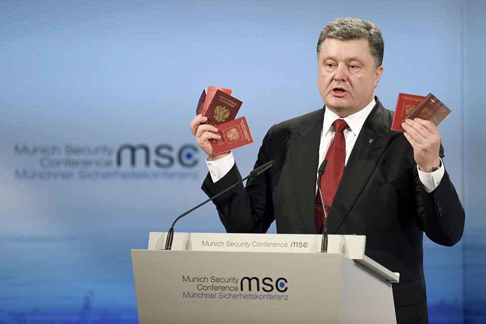 Киевский узурпатор демонстрирует на Мюнхенской конференции паспорт и военный билет, которые якобы принадлежат российским военным