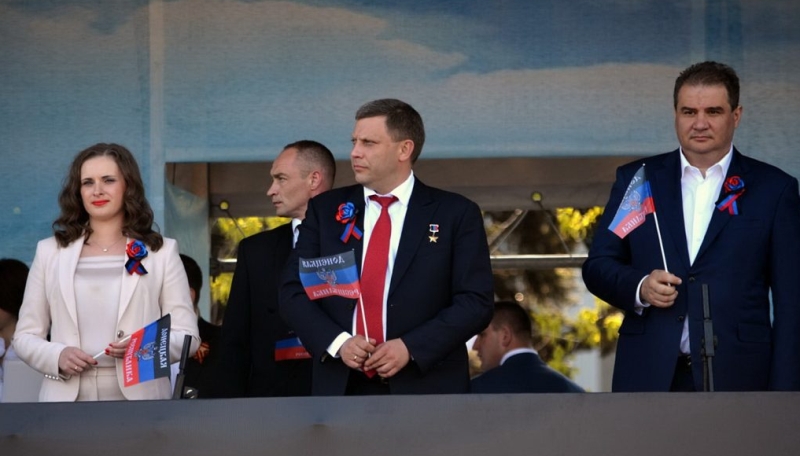 На трибуне глава Республики Александр Захарченко с супругой Натальей, почётные гости, министры и депутаты.