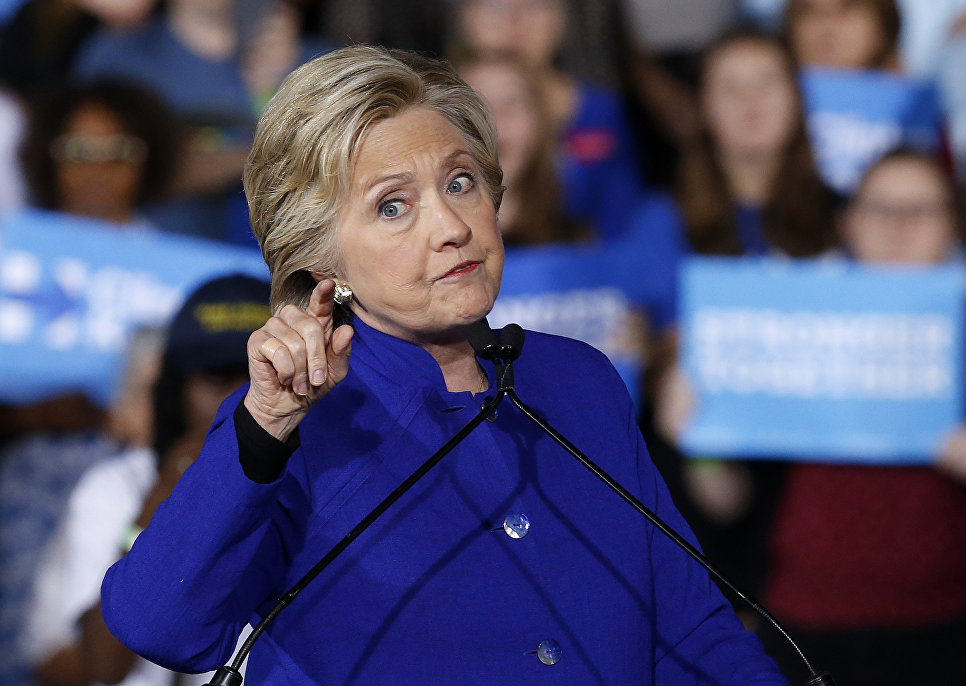 Кандидат в президенты США Хиллари Клинтон во время выступления в городе Темпа, штат Аризона. 2 ноября 2016