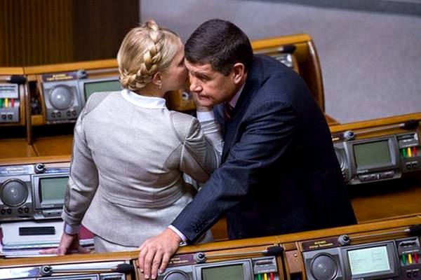 Юлия Тимошенко и Александр Онищенко «шушукаются» за спиной киевского диктатора Петра Порошенко