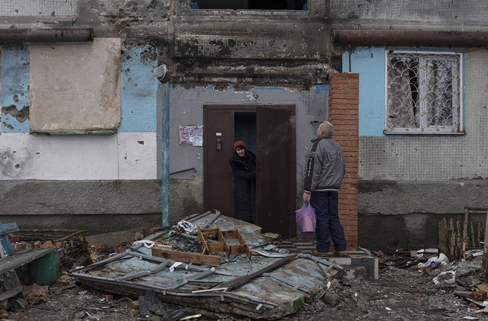 Жители Донецка у подъезда дома, поврежденного в результате обстрелов