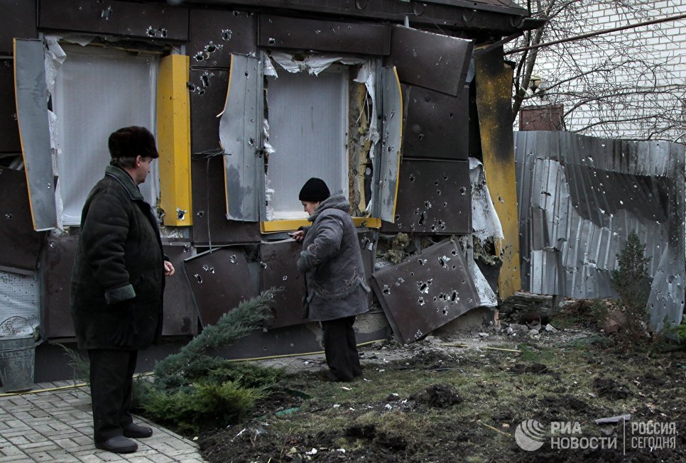 Жители частного жилого дома в городе Ясиноватая, пострадавшего в результате обстрела. 21 декабря 2017