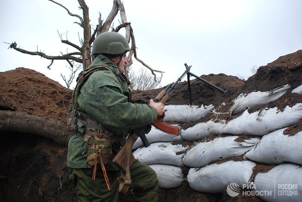 Боец ополчения ДНР на позиции у линии соприкосновения с киевскими карателями