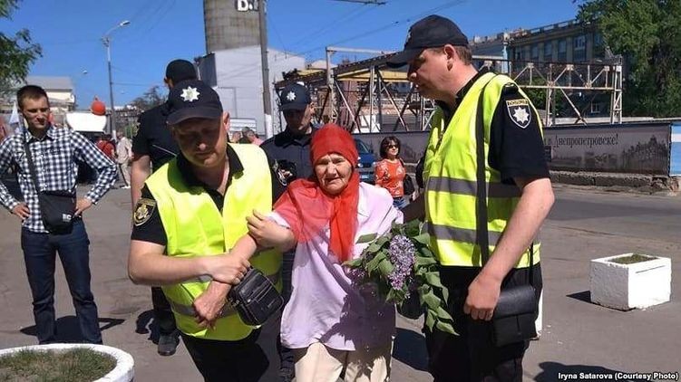 Арест 79-ти летней бабушки украинскими шуцманами за символ воинской доблести - гвардейскую ленту