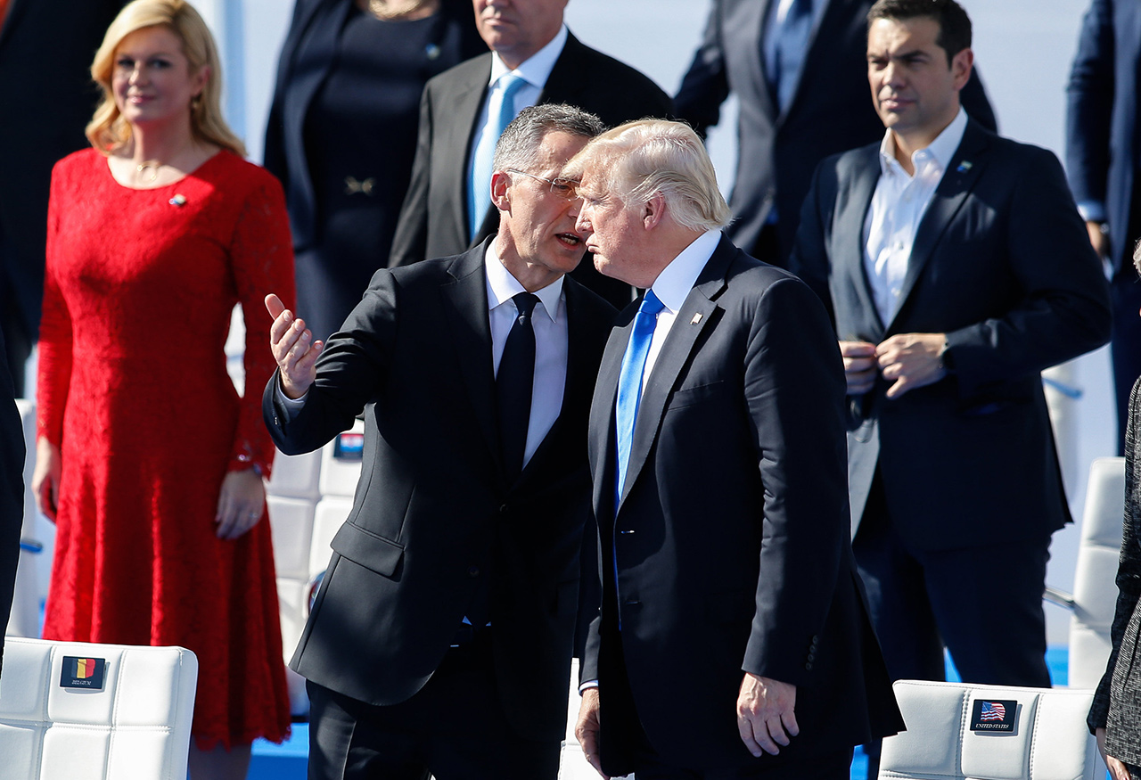 Генсек НАТО Йенс Столтенберг и президент США Дональд Трамп (слева направо на первом плане) на церемонии открытия саммита НАТО в Брюсселе, 25 мая 2017