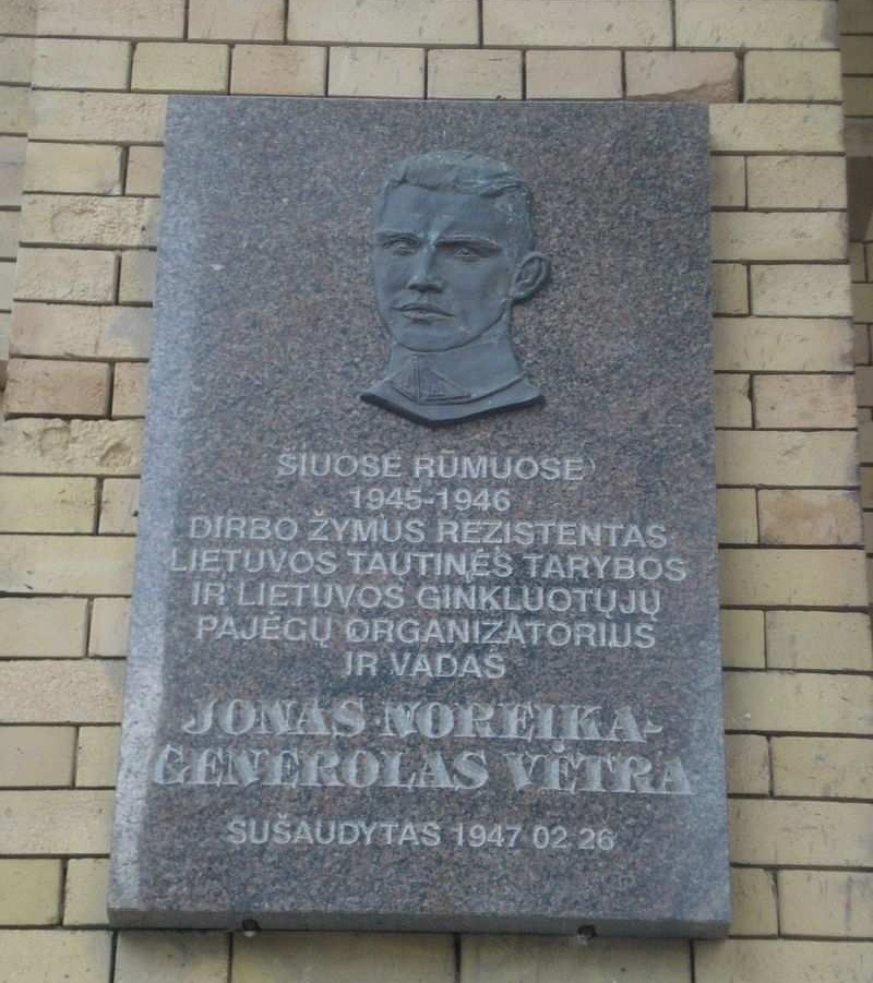 Памятная доска прославляющая фашистского преступника Йонаса Норейка