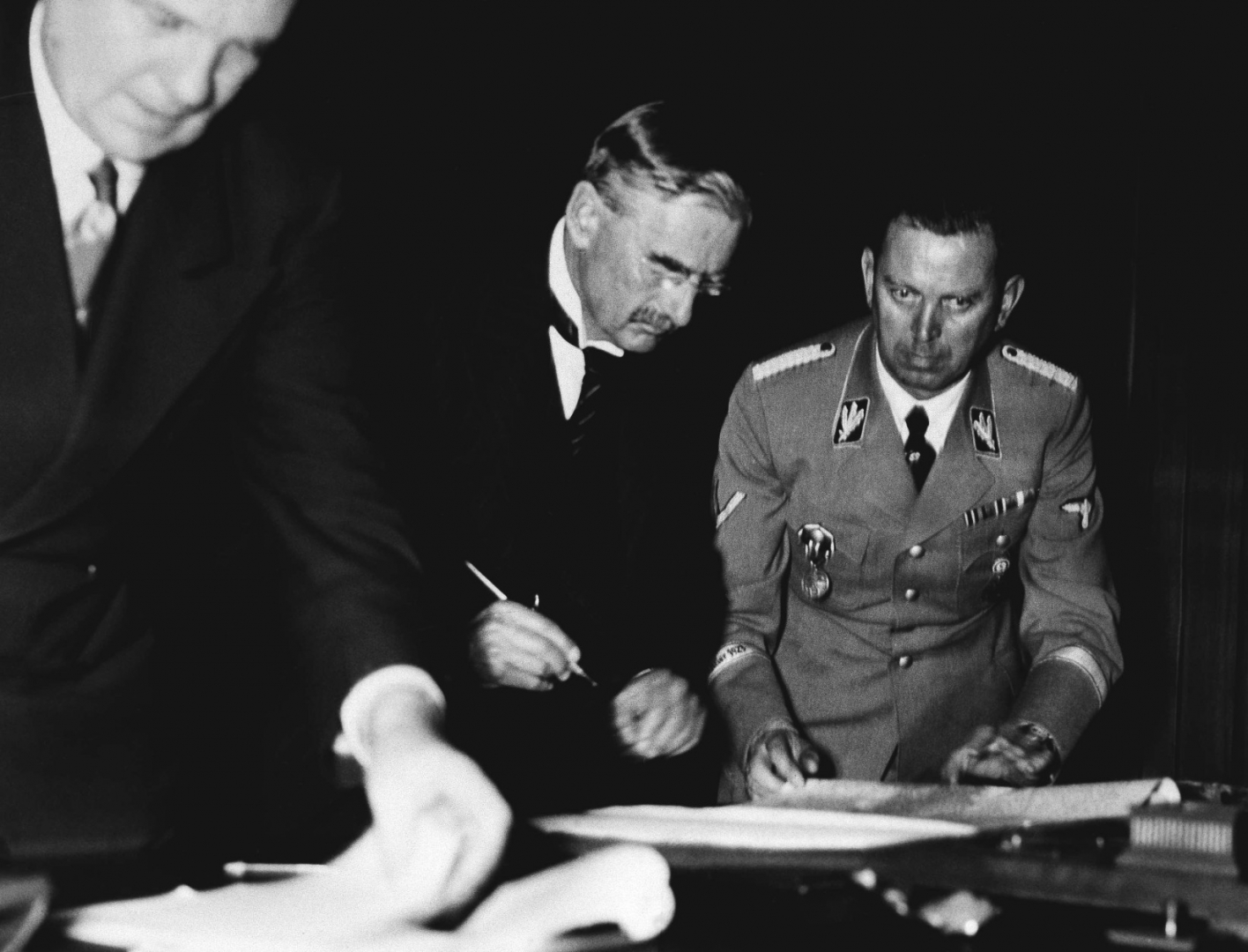 Премьер-министр Великобритании Невил Чемберлен ставит свою подпись согласия началу Второй мировой войны.