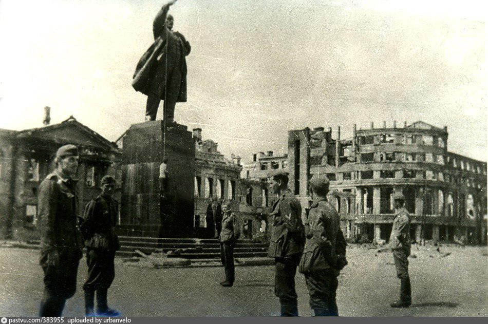 Декоммунизация 1942 года, Воронеж. Оккупанты повесили на памятнике Ленина советского солдата